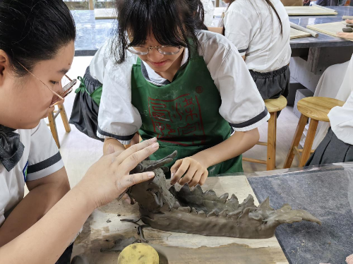 图片4：中国教育科学研究院荔湾实验学校学生捏制龙形.jpg