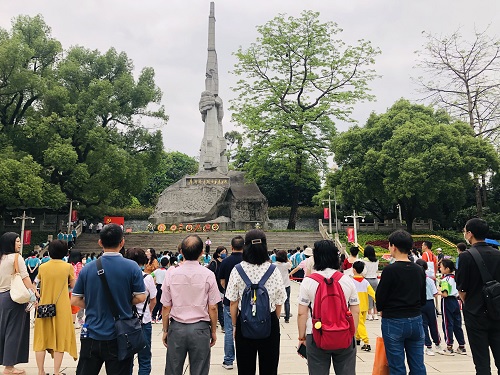 （图：昌华街道两新组织党员集中到烈士陵园参观学习，深切缅怀革命先烈的丰功伟绩，弘扬传承革命先烈的崇高精神）.jpg