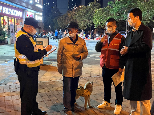 图3：现场给居民进行犬只登记.jpg