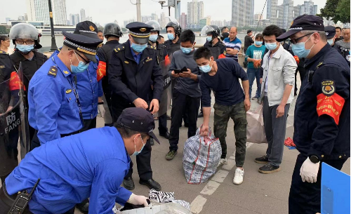 3月9日，由花地街道办事处主任甘伟俊带队，联合荔湾区城管执法局、花地派出所、花地街环卫站等部门对百合园农贸市场周边（中市外约新街街口、花蕾路口）及江边开展市容环境专项整治行动B.png