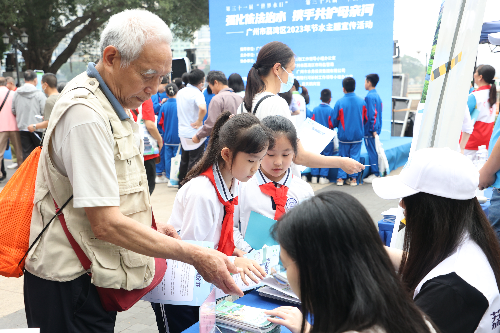 2023年3月22日上午，荔湾区在沙面岛举办2023年“世界水日”“中国水周”节水主题宣传活动，图为工作人员向市民和青少年学生开展节水知识宣传.JPG