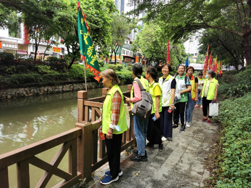 南源街道组织志愿者对驷马涌沿线周边进行安全隐患大排查.jpg