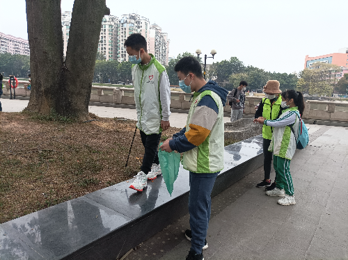 2月3日志愿者清理珠江西航道沿线绿化带3.jpg