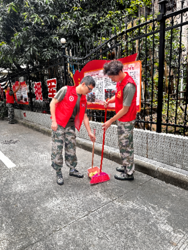 新队员与红棉退役老兵参与社区公益清洁活动1.jpg