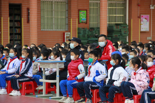 图2：全校师生认真学习禁毒知识.jpg