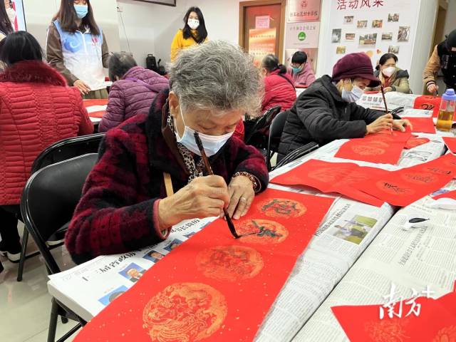 铁军社区举办听红色英雄陈铁军的故事、齐唱红歌、义写春联活动。