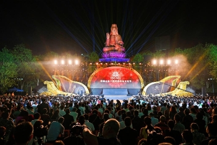 西樵山第八届南海观音文化节启幕仪式圆满举行,佛韵悠长点亮文化繁盛之光 西樵山第八届南海观音文化节启幕仪式圆满举行,佛韵悠长点亮文化繁盛之光