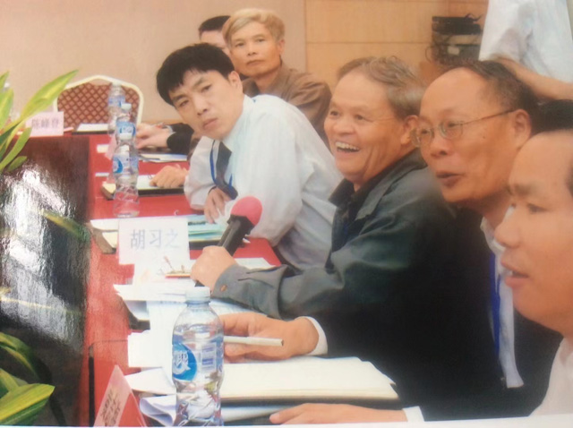 路线图引领出产品出人才  老专家考察按图施工青年 路线图引领出产品出人才  老专家考察按图施工青年