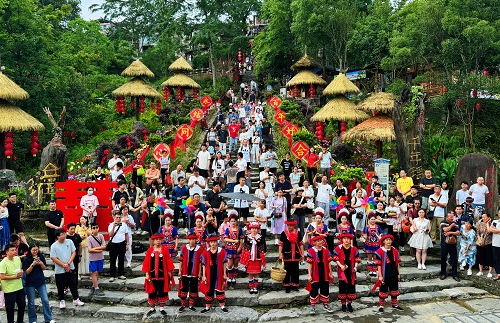 抛绣球、背新娘、火把巡游!千年瑶寨非遗婚俗体验全攻略来了 抛绣球、背新娘、火把巡游!千年瑶寨非遗婚俗体验全攻略来了