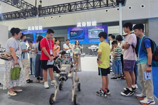 小记者探馆中博会:多元文化邂逅硬核科技,少年视角记录国际盛会 小记者探馆中博会:多元文化邂逅硬核科技,少年视角记录国际盛会